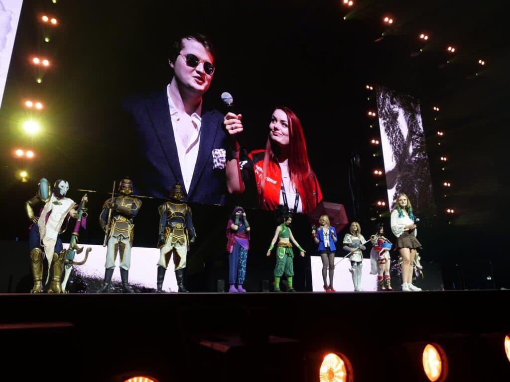 NoArmWhatley giving his thoughts on the cosplayers (Photo via NLC)