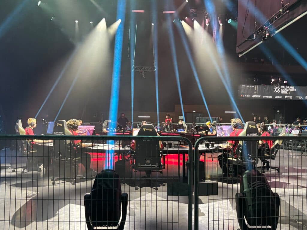 The stage setup allows fans to be closer to the pros post-match (Image via <a href="https://x.com/tenzells/status/1966836731539546188/photo/1">@tenzells</a>)