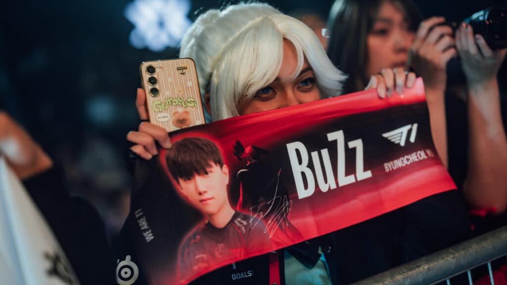 Fan supports T1 BuZz in the crowd (Image by Adela Sznajder/Riot Games)