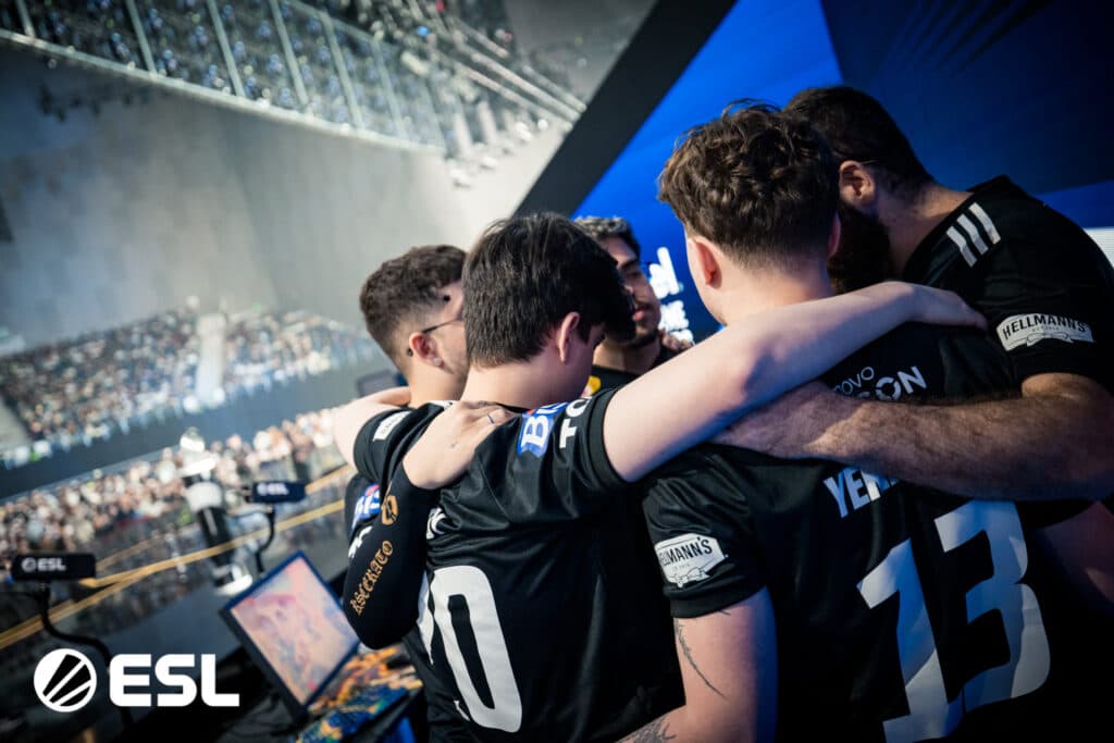 Team hugs time for FURIA (Image via ESL)