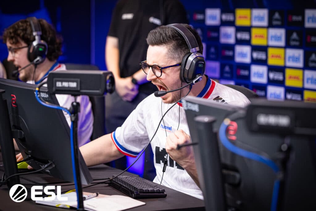 Vitality | apEX and ZywOo during Round 3 (Image via ESL)