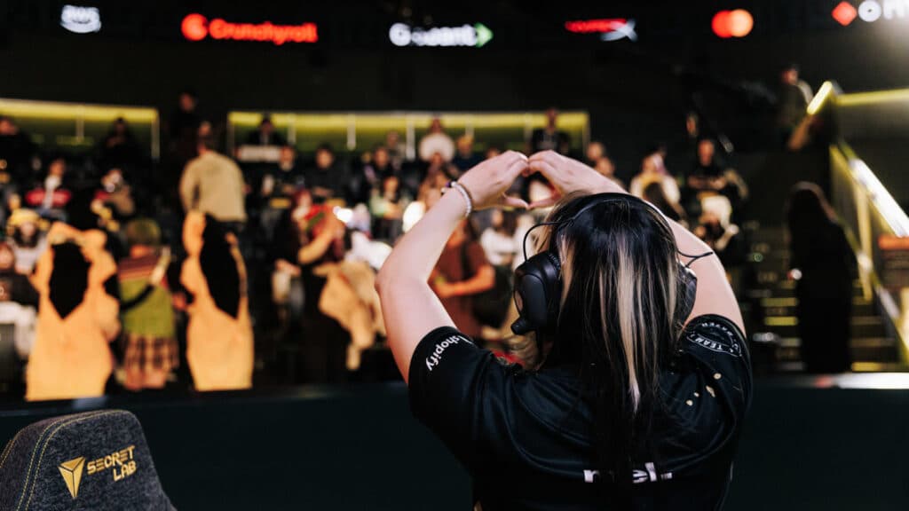 SRG meL interacts with the fans (Image via Christina Oh | Riot Games)