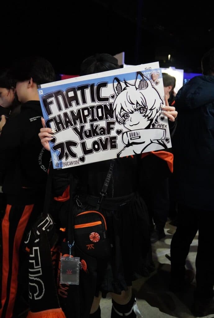 One of many YukaF and FNATIC fans in the Sapporo venue (Photo via esports.gg / XC Enriquez)