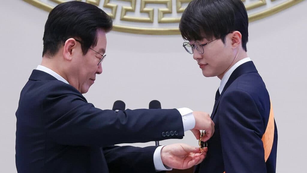 President Lee Jae Myung gives Faker the Blue Dragon Medal (Image by Yonhap News)
