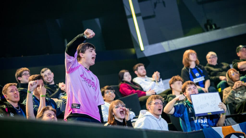 Gentle Mates fan cheering during the match against GIANTX (Image by Wojciech Wandzel/Riot Games)