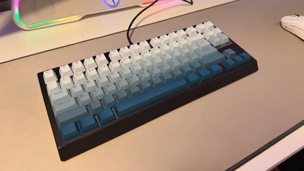 Epomaker G84 HE with cable (Image via Sofia Guimarães | esports.gg)