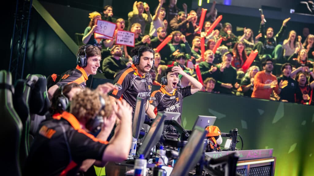 Fnatic celebrating after an Alfajer's clutch (Image by Wojciech Wandzel/Riot Games)