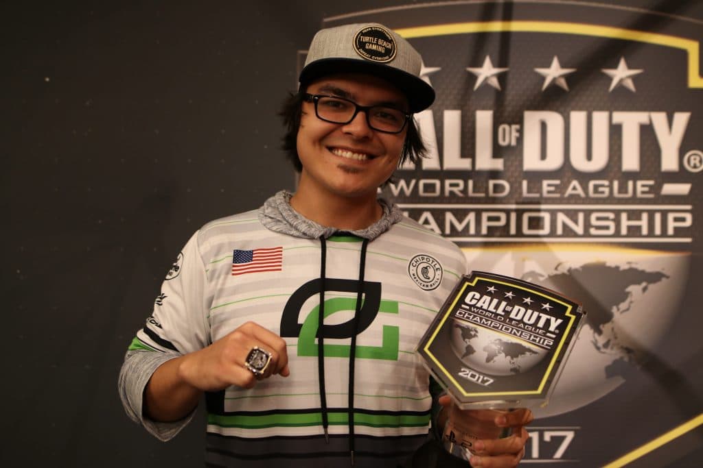 Formal com seu anel de campeão de CoD e prêmio de MVP depois de vencer o CWL Championship 2017