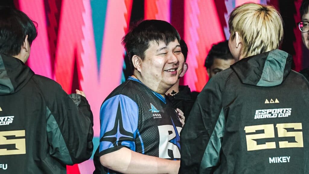 Coach Raizan is an Indonesian who's coaching a Chinese team (Image via Esports World Cup and MOONTON Games)