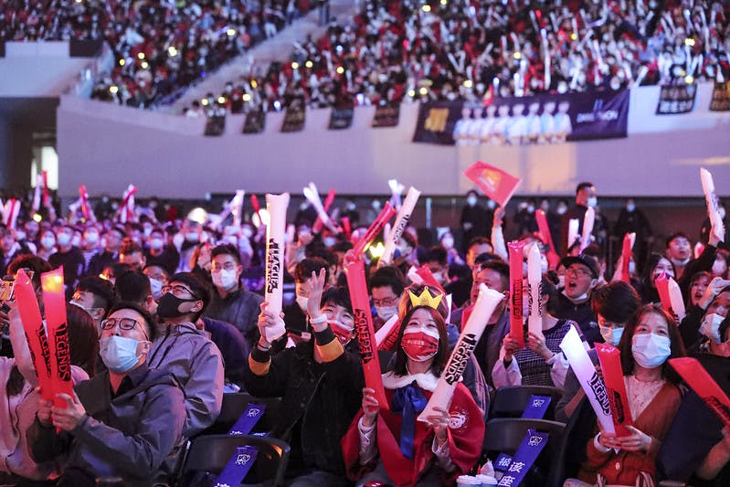The crowd for the 2020 Worlds Finals for League of Legends in Shanghai, China [<a href="http://flickr.com/photos/lolesports/50551855957/in/album-72157716695715192/" target="_blank" rel="noreferrer noopener nofollow">Image courtesy</a> of @lolesports]