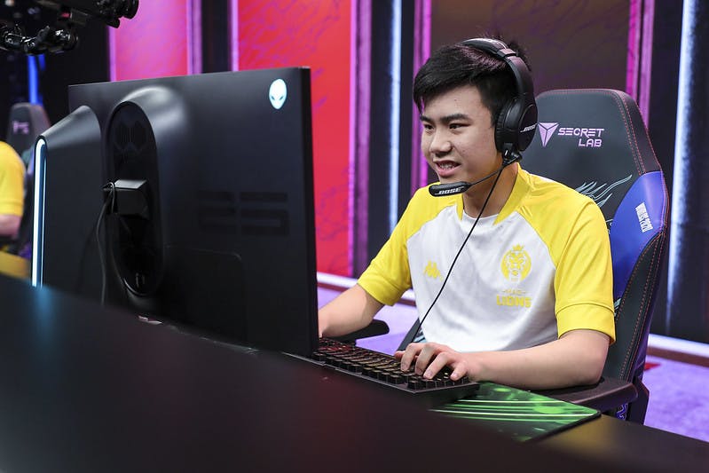shad0w played under Peter Dun with the Mad Lions in 2020 and is now playing for LGD in the LPL. Image via <a href="https://www.flickr.com/photos/lolesports/50397994402/in/album-72157716182707092/" target="_blank" rel="noreferrer noopener nofollow">lolesports flickr</a>.