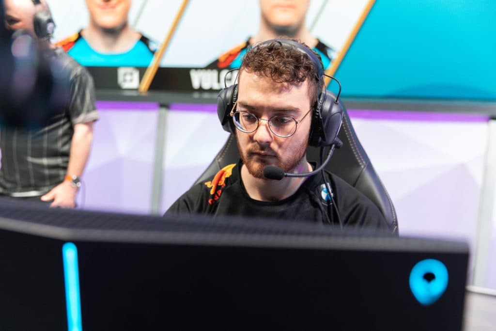 Vulcan no palco da LCS. Foto: LoL Esports