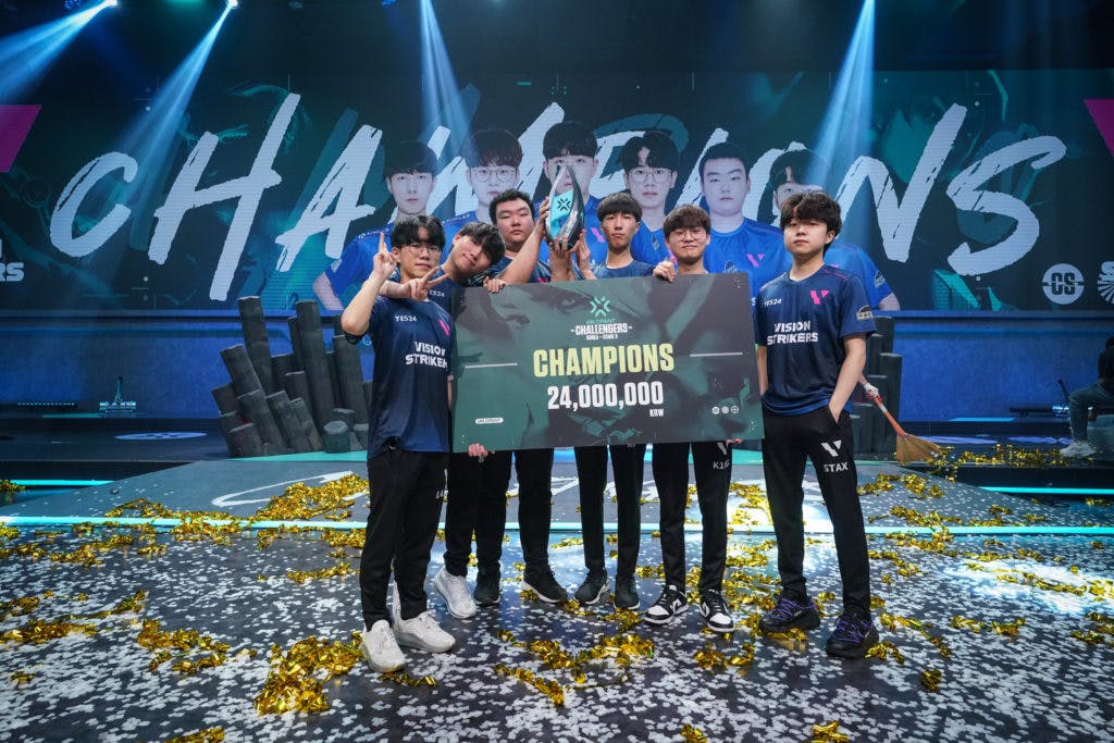 Vision Strikers pose after winning Stage 3. From left to right: Lakia, BuZz, MaKo, Rb, k1Ng, and stax. Image credit: Riot Games Korea.