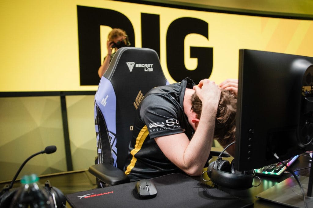 Yusui after a loss with Dignitas on stage.