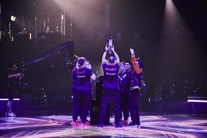 Gambit lifts the Masters Berlin trophy - Image: Riot Games