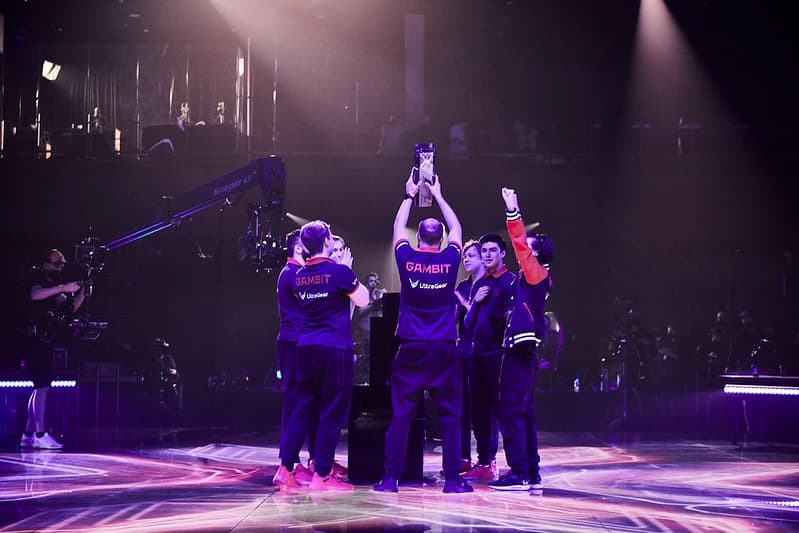 Gambit lifts the Masters Berlin trophy - Image: Riot Games