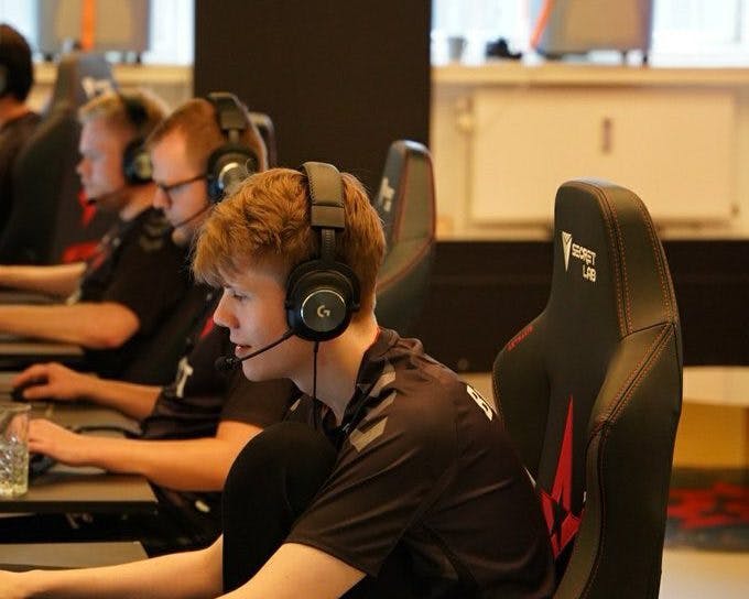 Magisk leads Astralis to 2-0 win over Evil Geniuses in BLAST Premier Fall Groups cover image