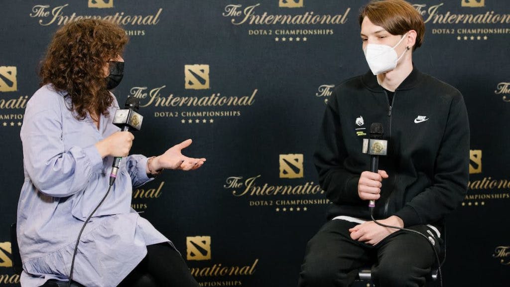 Moxxi spoke out on Frankie's behalf as the latter acted as a host and interviewer talent during TI10 (image via Valve)