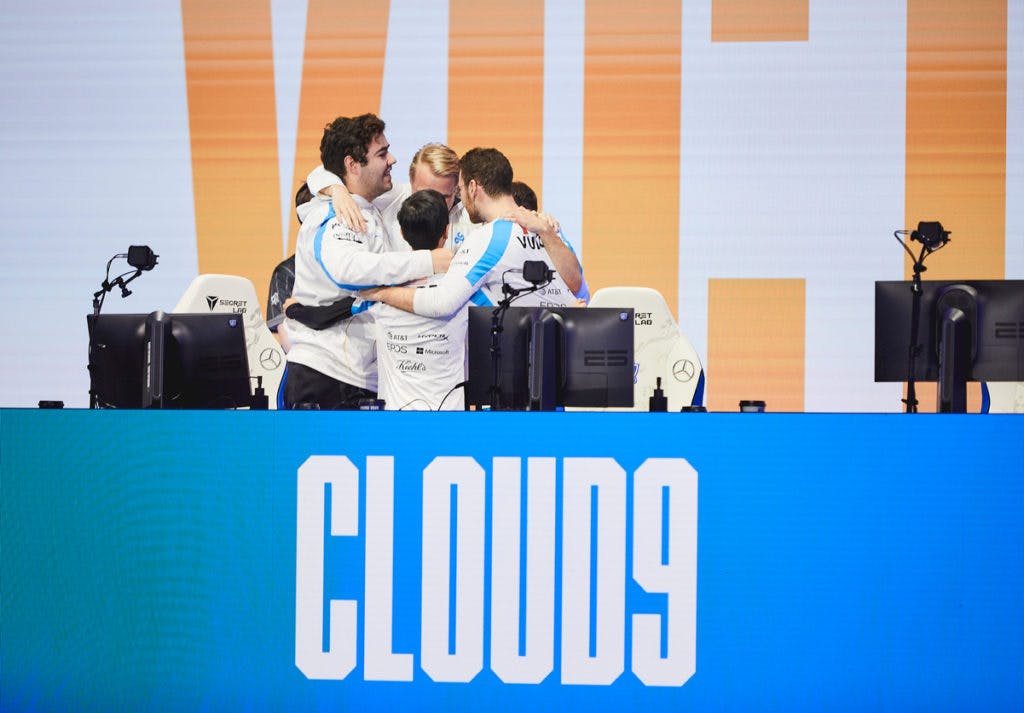 Jogadores da Cloud9 depois da classificação - Foto: Lance Skundrich/Riot Games