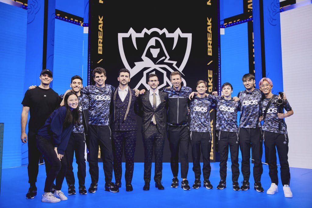 REYKJAVIK, ICELAND - OCTOBER 17: Team Fnatic, coaches and crew pose on stage at the League of Legends World Championship Groups Stage on October 17, 2021 in Reykjavik, Iceland. (Photo by Lance Skundrich/Riot Games)