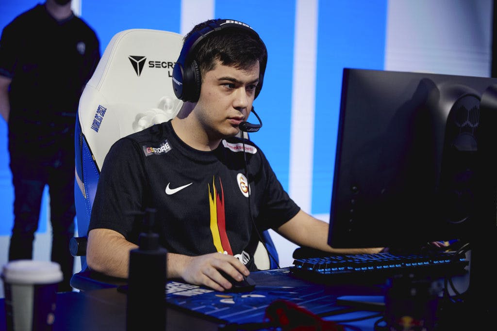 Bolulu playing against Beyond Gaming at Worlds 2021. Photo via Riot Games/Getty Images.