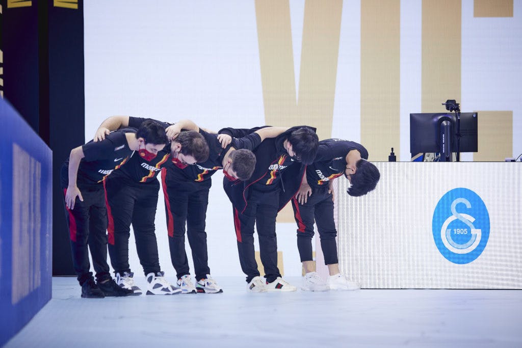 Galatasaray bow after their second win of the day over Unicorns of Love. Photo via Riot Games/Getty Images.