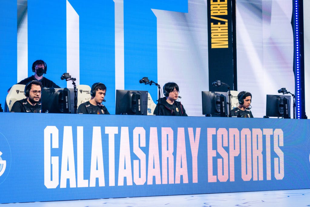 Galatasaray on-stage on day 1 of Worlds 2021. Bolulu is second from the left. Photo via Riot Games/Getty Images.