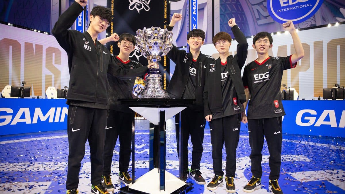 EDG, campeã do Worlds 2021 - Foto: Reprodução/Riot Games