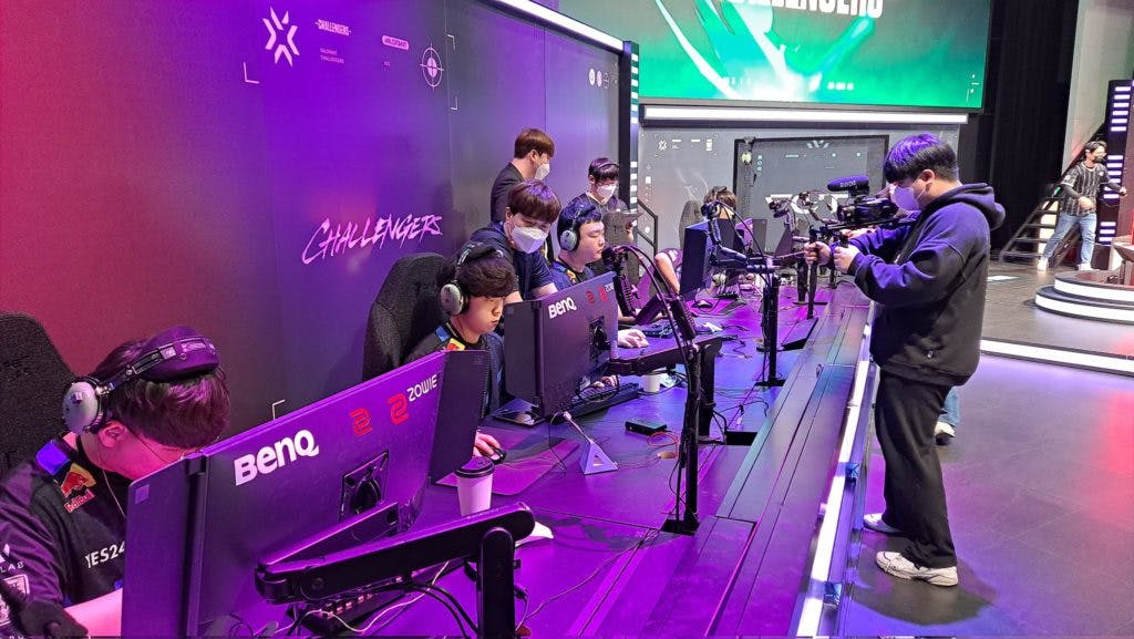 DRX-VS players preparing for their VCT KR matches.