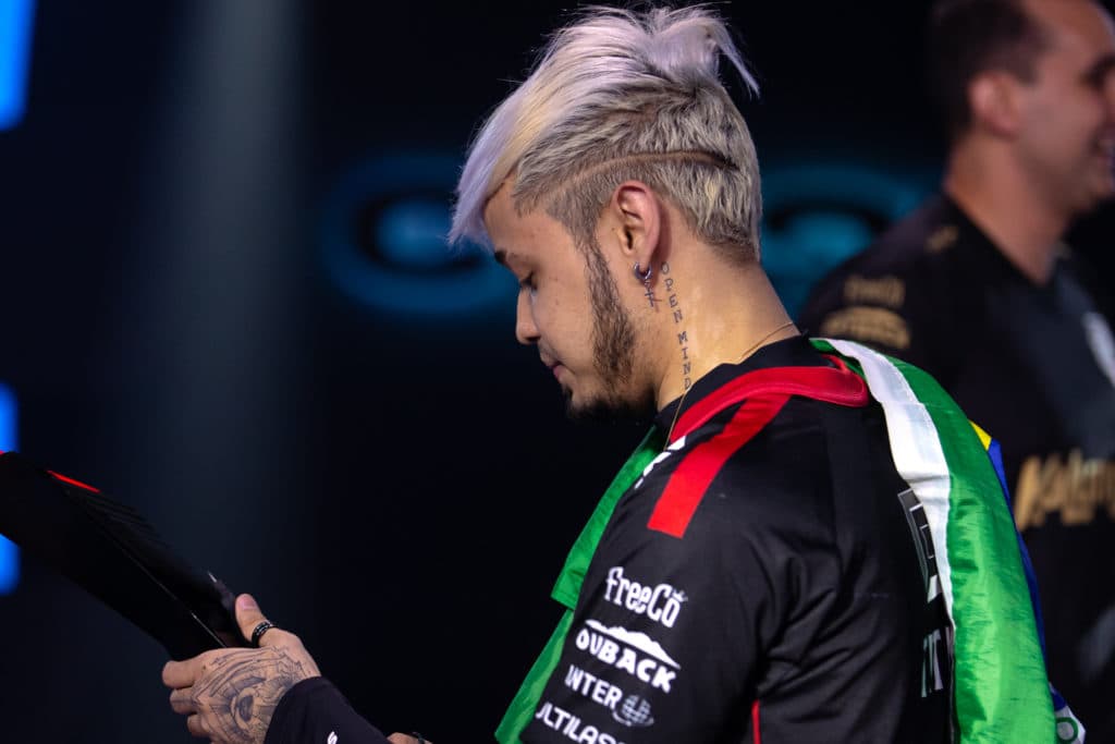 TitaN com o troféu do CBLOL - Foto: Bruno Alvares/Riot Games