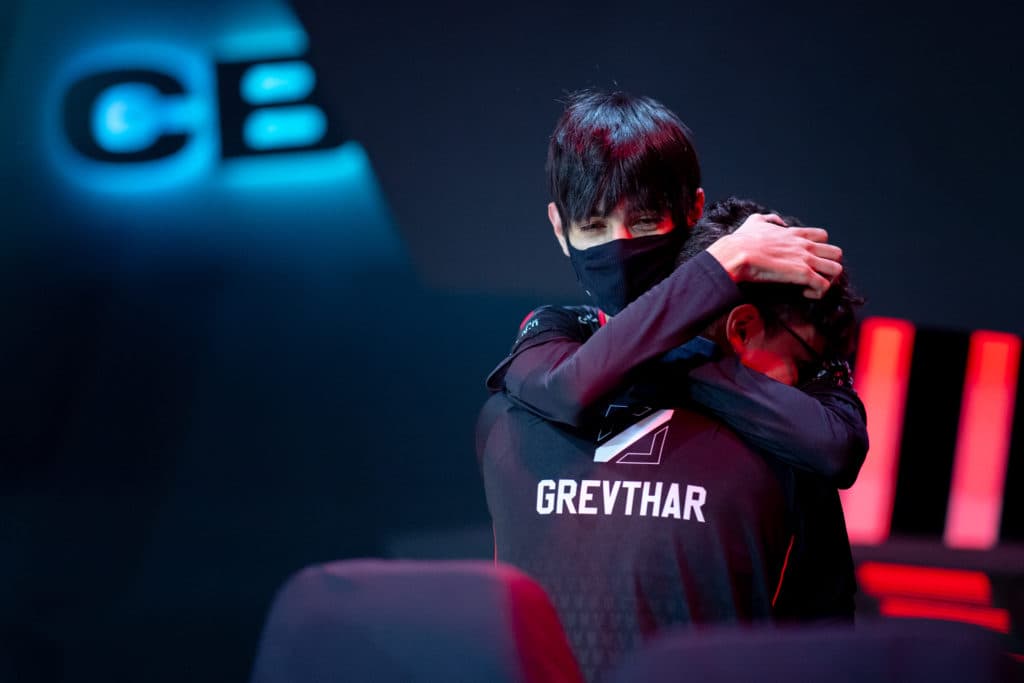 Aegis e Grevthar se abraçam depois de vitória - Foto: Bruno Alvares/Riot Games