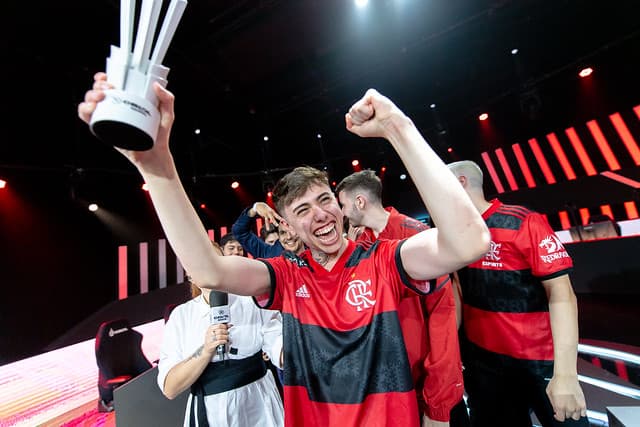 Bounty com o troféu do CBLOL Academy 2022 - Foto: Bruno Alvares/Riot Games
