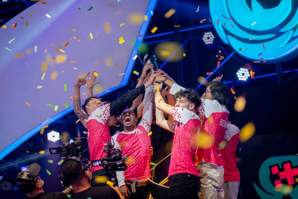 Jogadores da Omegha E-sports, depois de ganhar o Wild Tour 2022 - Reprodução: Wild Tour Brasil