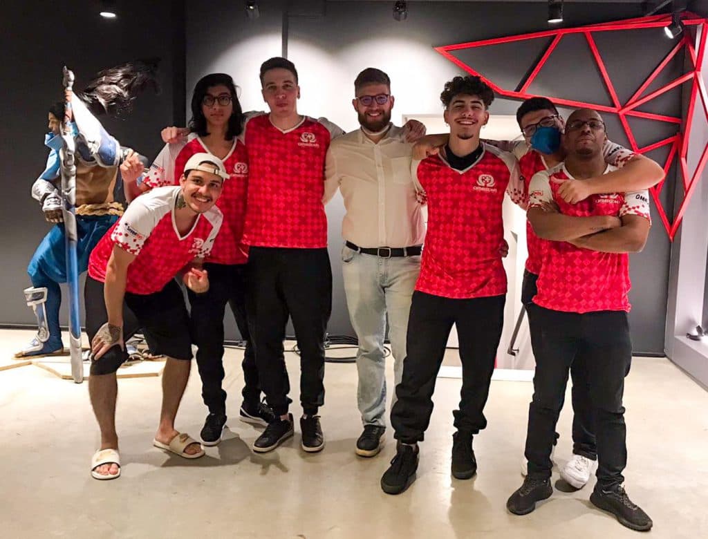 Equipe da Omegha E-sports, com o Vinicius, CEO da org, ao meio - Reprodução: Twitter