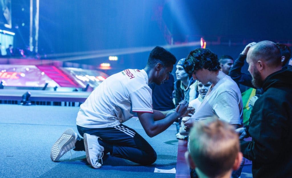 Refrezh signing a fan's jersey at the PGL Stockholm Major 2021. Image Credit: <a href="https://twitter.com/refrezhCS/status/1458057102509871104" target="_blank" rel="noreferrer noopener nofollow">Refrezh twitter</a>.