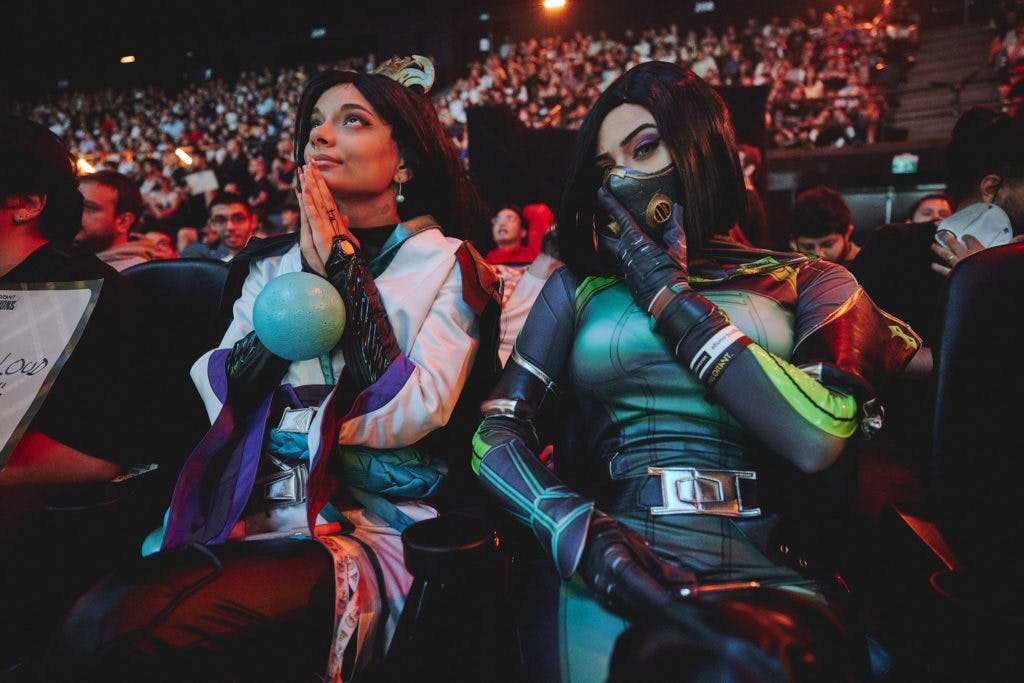 Fans appear in the audience at the VALORANT Champions 2022 Istanbul Grand Finals on September 18, 2022 in Istanbul, Turkey. (<a href="https://www.flickr.com/photos/valorantesports/52367272918/" target="_blank" rel="noreferrer noopener nofollow">Photo by Lance Skundrich/Riot Games</a>)