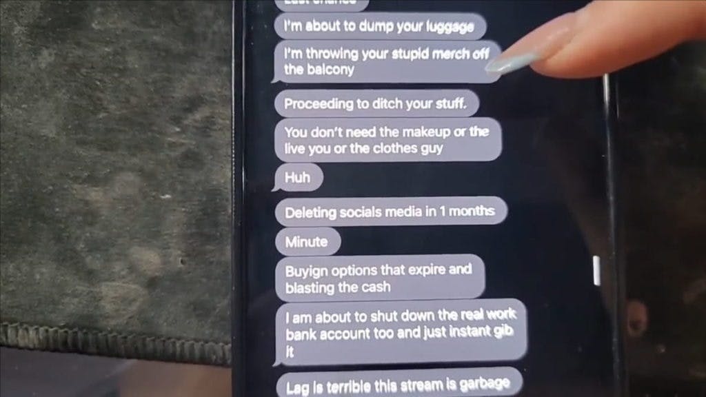 Text messages from Amouranth's husband (Image via Amouranth))