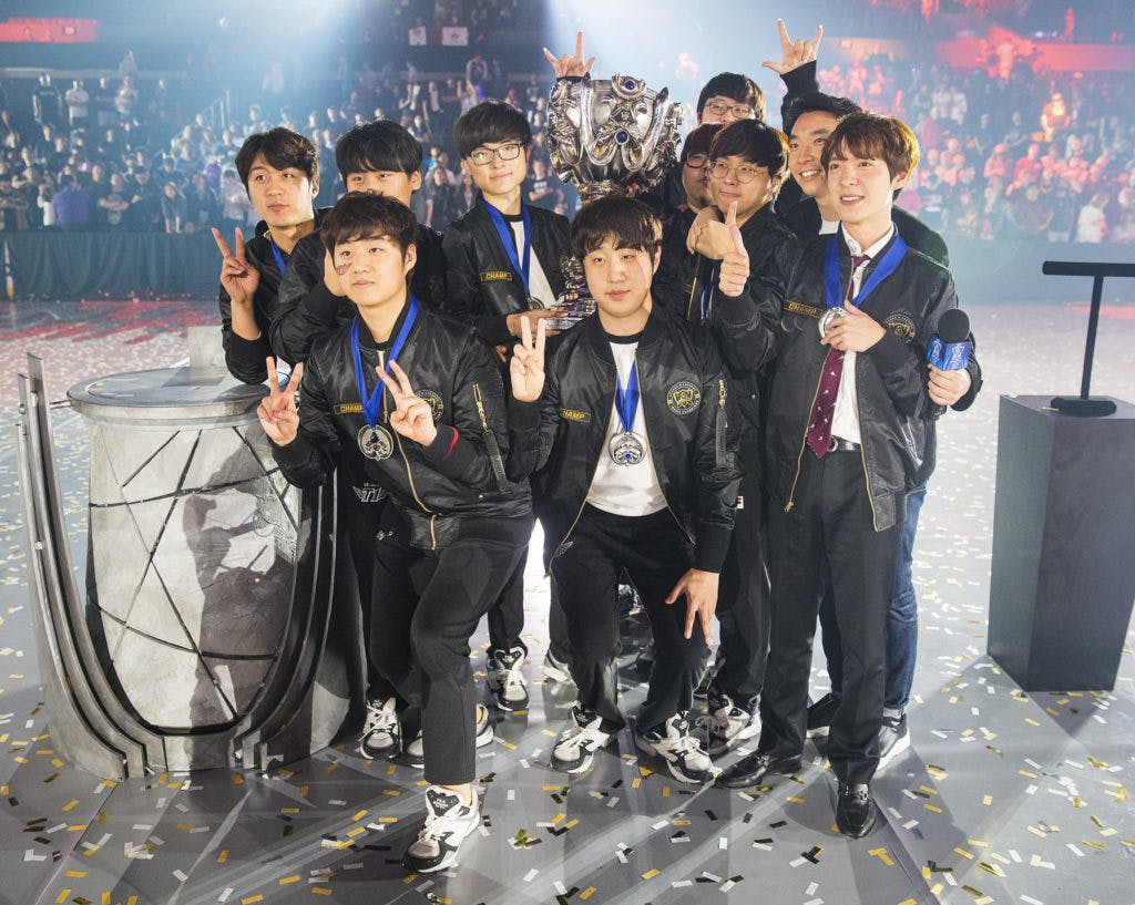 <em>Faker lifting the Worlds trophy with SKT in Los Angeles in 2016. Image courtesy of<a href="https://www.flickr.com/photos/lolesports/30703769826/in/album-72157675866060015/" target="_blank" rel="noreferrer noopener nofollow"> lolesports flickr</a>.</em>