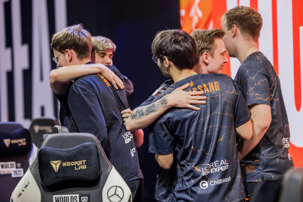 <em>NEW YORK, NEW YORK - OCTOBER 07: Fnatic reacts onstage after victory against Cloud9 at the League of Legends World Championship Groups Stage on October 7, 2022 in New York City. (Photo by Colin Young-Wolff/Riot Games)</em>