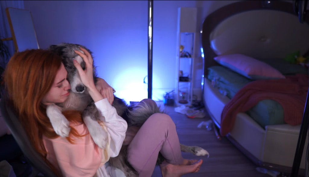 Amouranth cuddling one of her dogs on stream last night. (via twitch.tv/amouranth)
