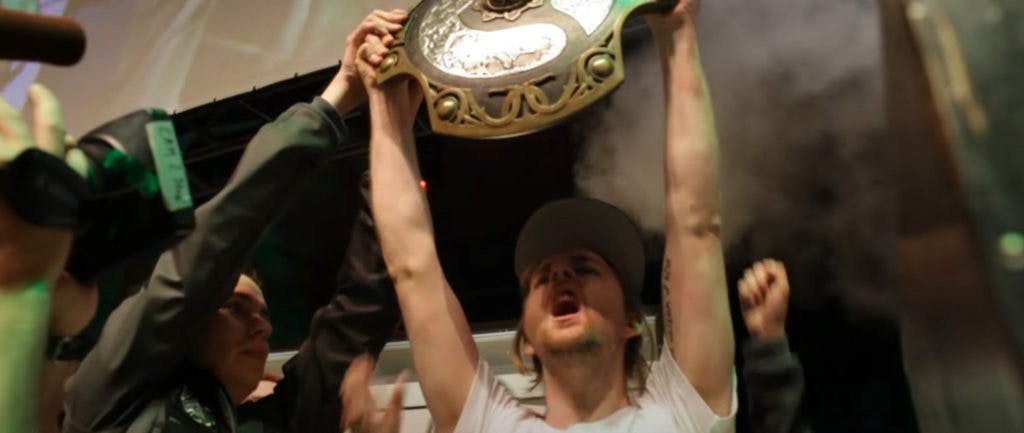 Loda lifting the TI trophy back in 2013. Screengrab via <a href="https://www.youtube.com/watch?v=Y_5zHZGnxN4" target="_blank" rel="noreferrer noopener nofollow">Valve</a>.