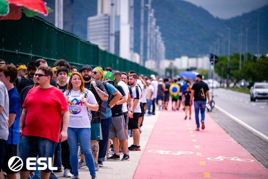 Fans gather outside the arena on Day 1 of the IEM Rio Major playoffs. Image Credit: ESL CS.