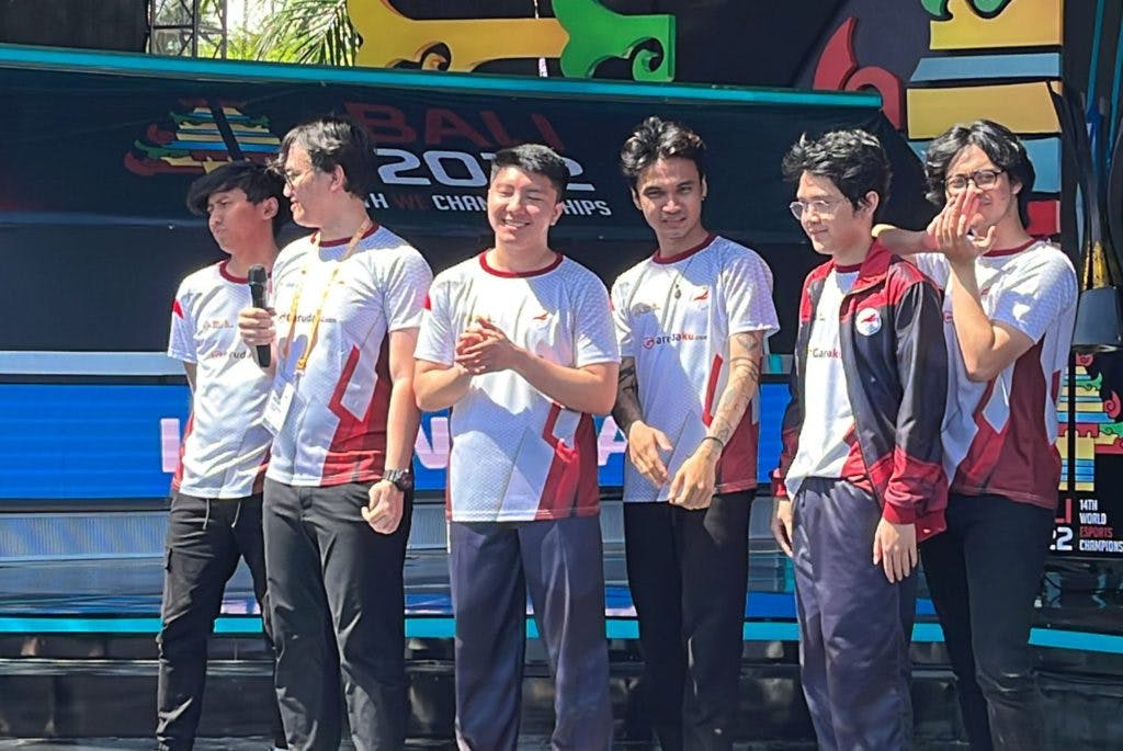 Team Indonesia at WEC 2022. Left to right: Jhocam, Hyde, Whitemon, Womy, Mikoto and Dreamocel (Image by esports.gg)