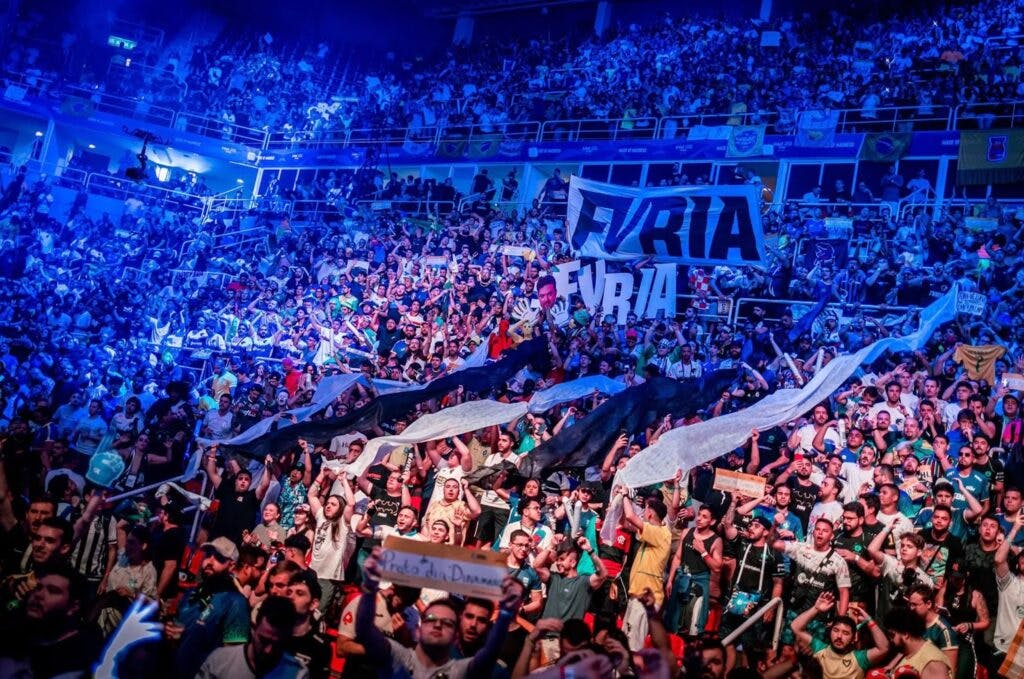 Thousands of fans gathered at Rio de Janeiro for the IEM Rio Major 2022. Image Credit: <a href="https://twitter.com/Vexanie">Vexanie on Twitter.</a>