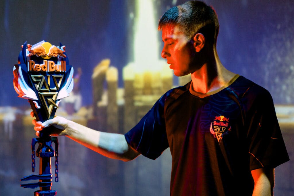 <em>Achillefs "SneakyLemon" Natis - Red Bull Solo Q Greece representative and winner of the competition, taking his trophy at Red Bull Solo Q in New York City, New York on October 14th, 2022. Image courtesy of Red Bull</em>