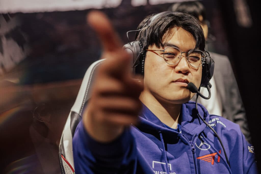 Guma sets up on stage to face the MAD Lions (Image via Colin Young-Wolff and Riot Games)