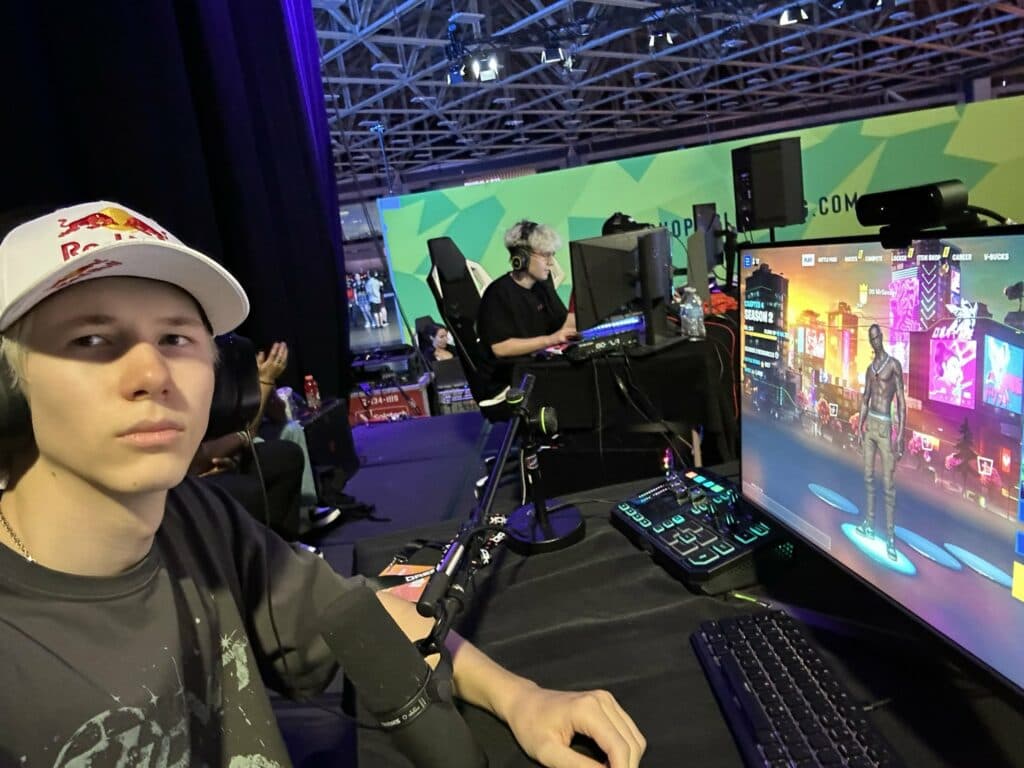 MrSavage & Clix at DreamHack Dallas (Image via Twitter)