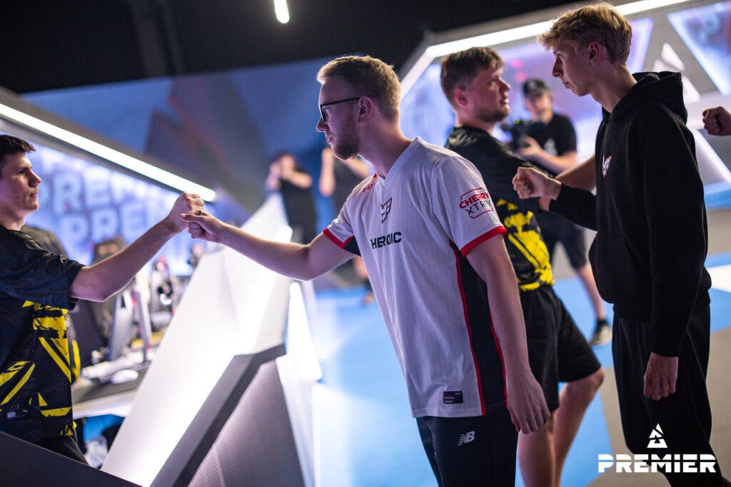Players greeting each other at the Heroic vs NAVI BLAST Premier Fall Groups. Image Credit: BLAST Premier