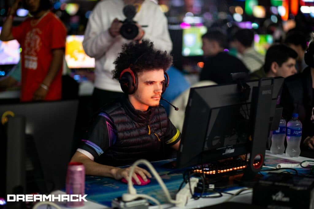 Veno playing Fortnite at DreamHack (Image via DreamHack)
