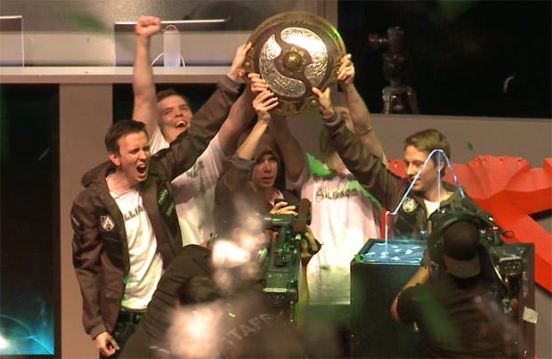 Alliance lifting the Aegis at The International 2013.